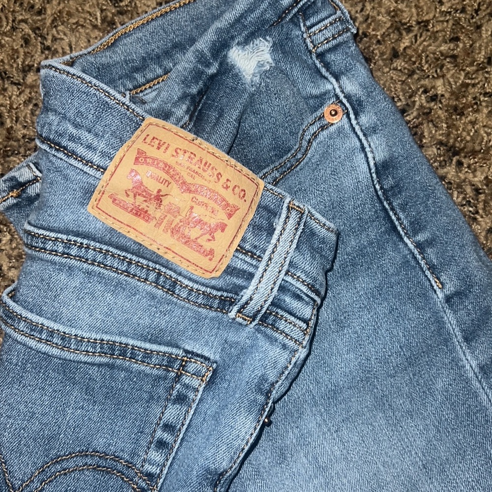 Levi’s straight leg ripped jeans!